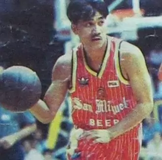 a man dribble in middle of game looking for teammate